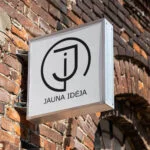 Logotipo kūrimas ant stendo